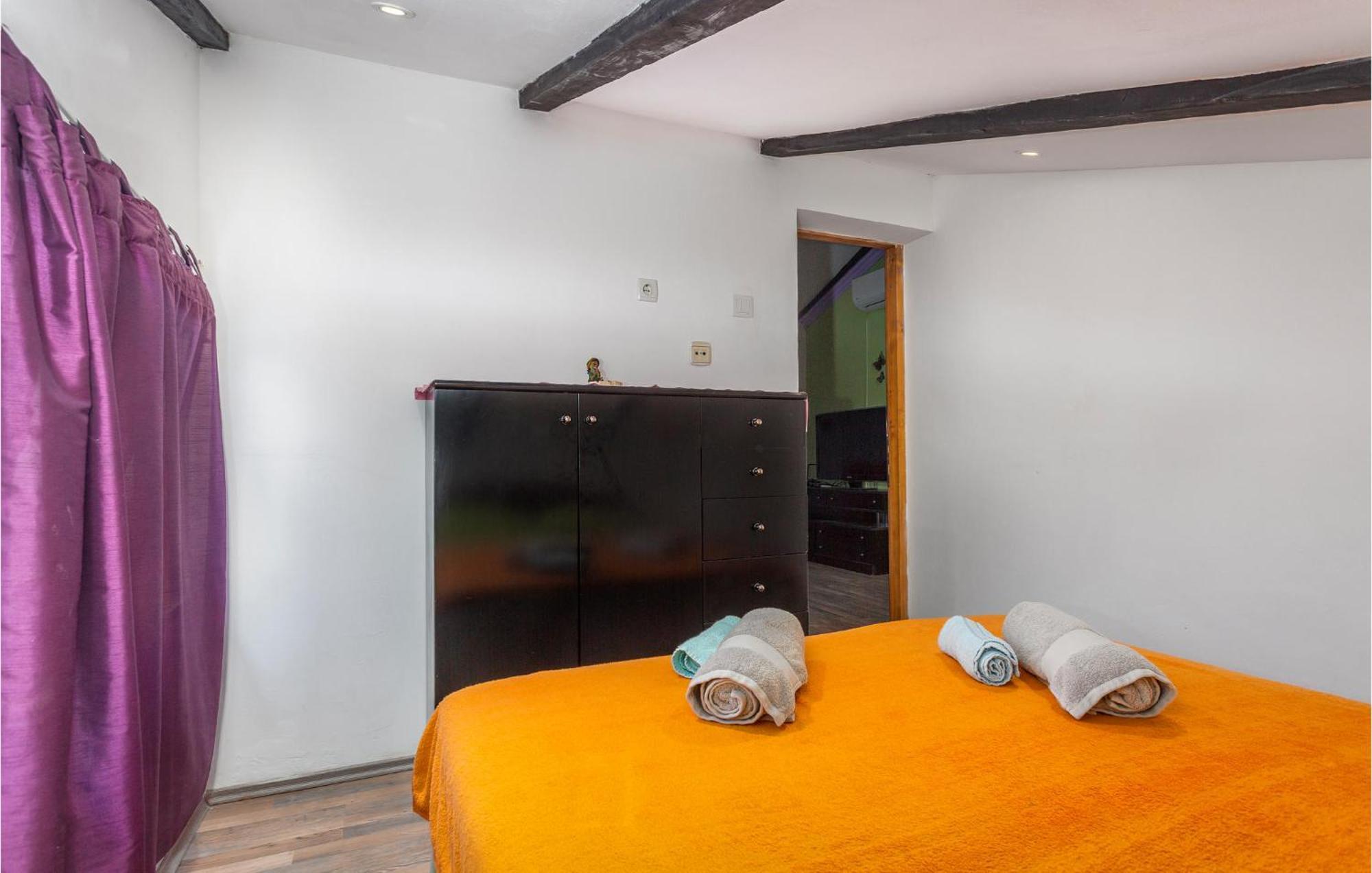 2 Bedroom Amazing Apartment In Njivice Esterno foto