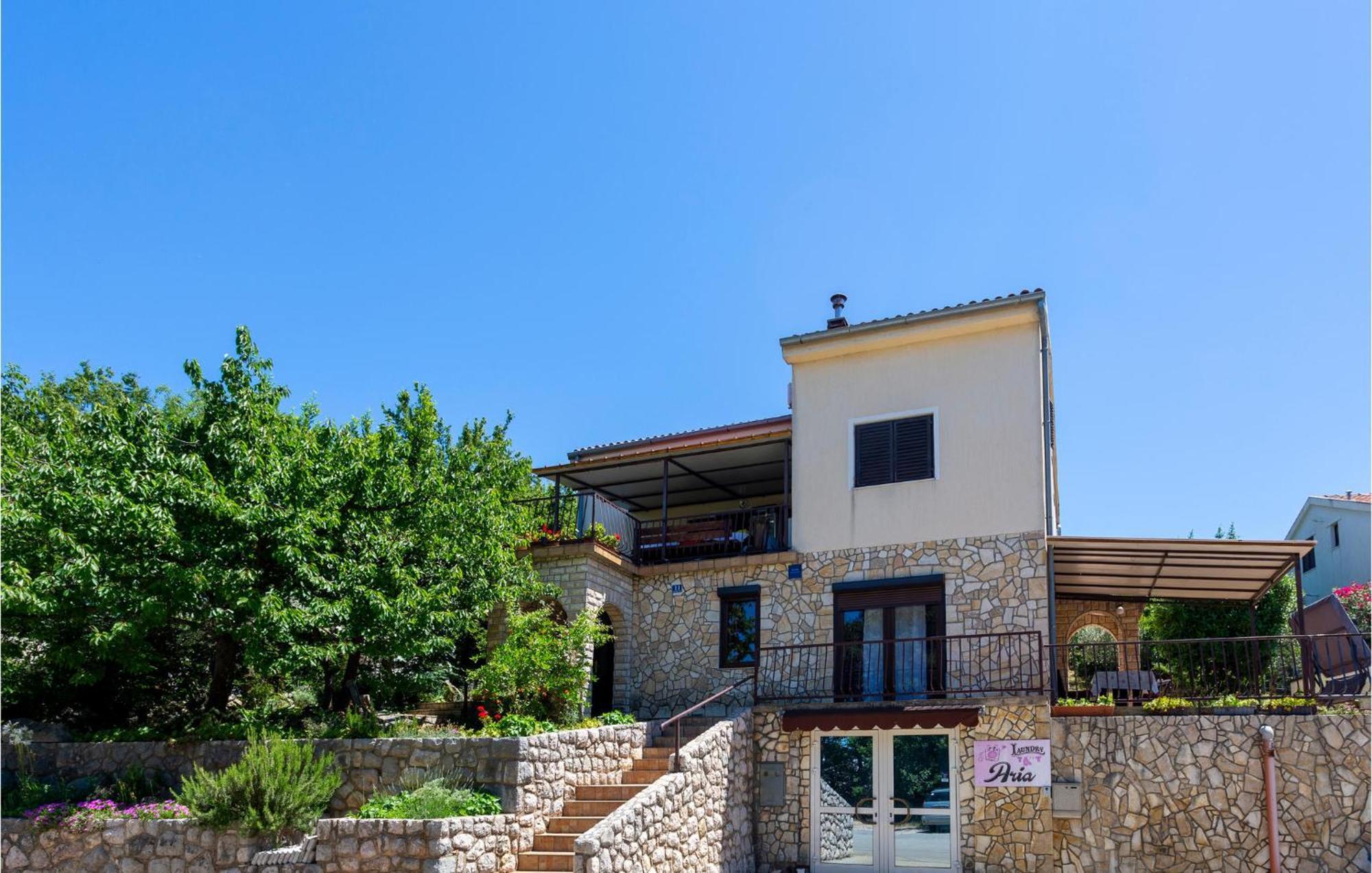 2 Bedroom Amazing Apartment In Njivice Esterno foto