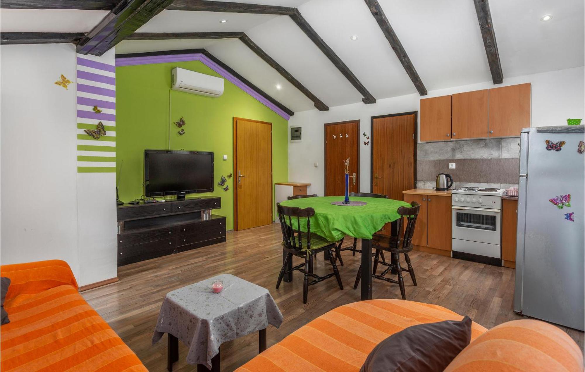 2 Bedroom Amazing Apartment In Njivice Esterno foto
