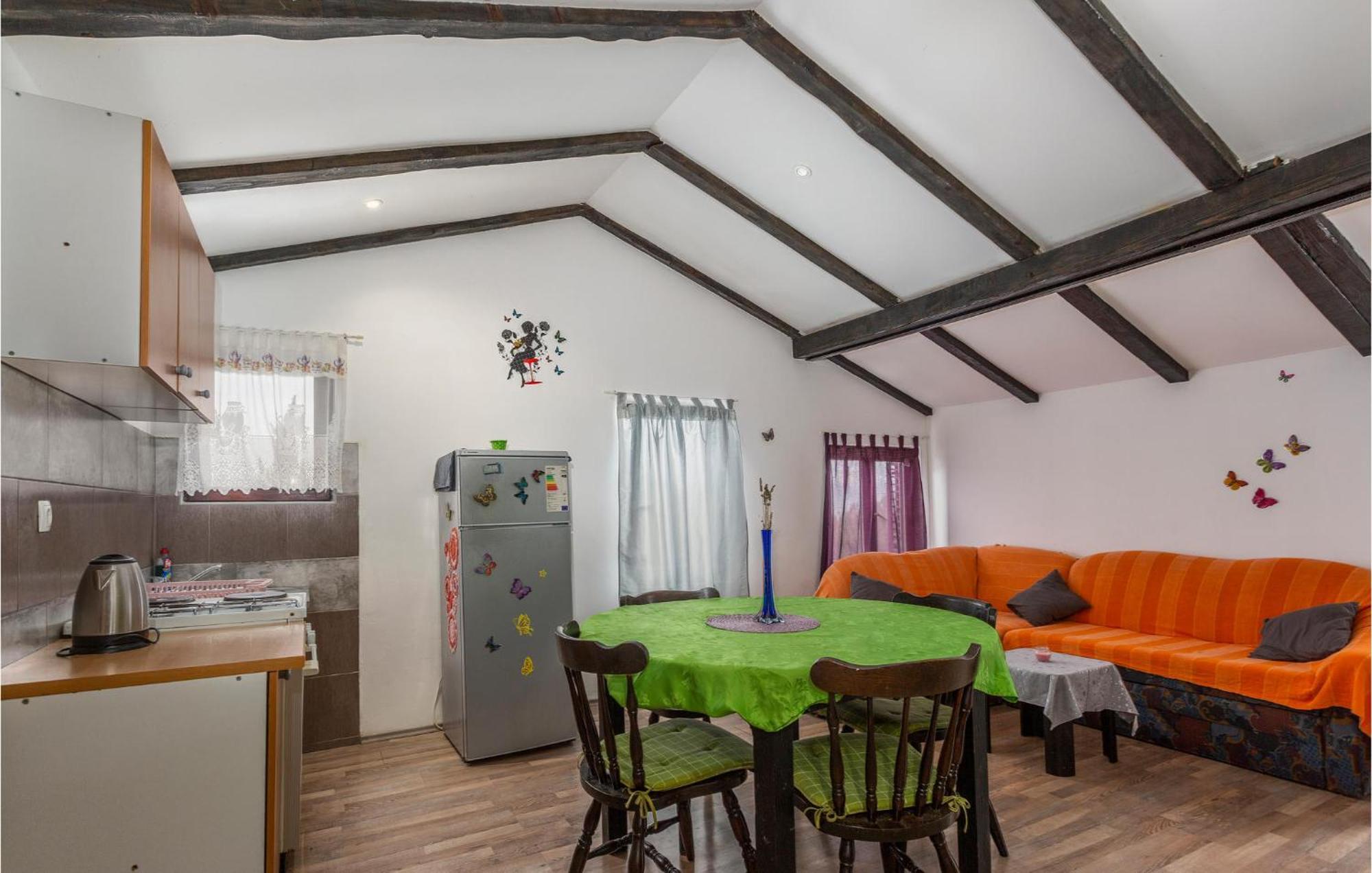 2 Bedroom Amazing Apartment In Njivice Esterno foto