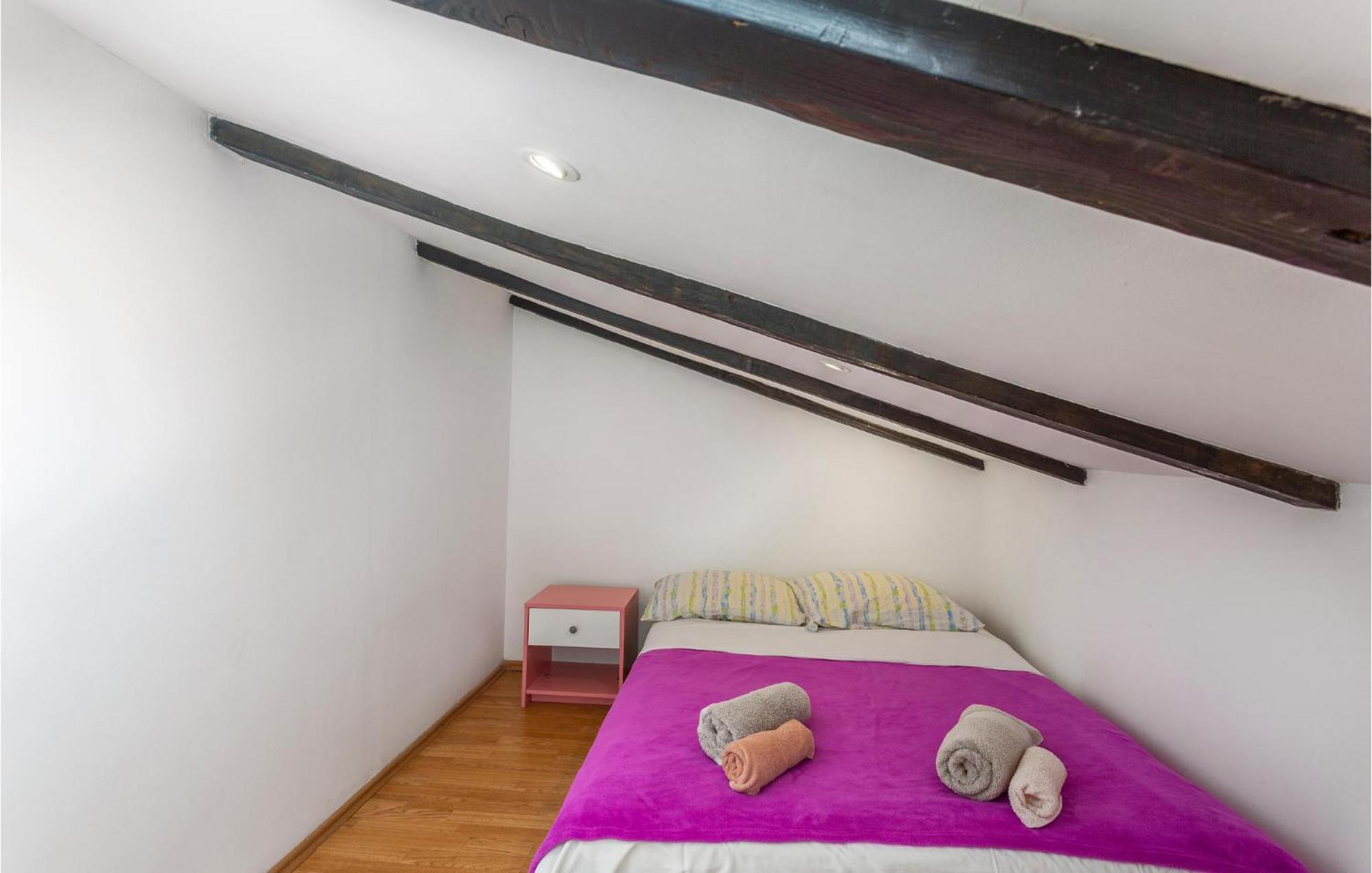 2 Bedroom Amazing Apartment In Njivice Esterno foto